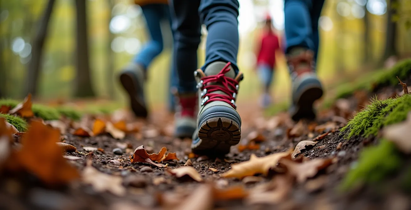 Familie mit Kindern beim gemeinsamen Wandern auf einem Waldweg